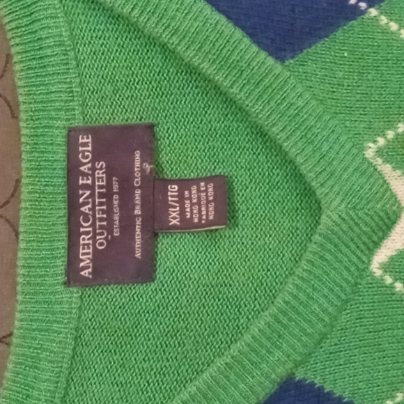 American Eagle men's size 2x sweater vest. Only one small check 4th pic - Picture 3 of 4